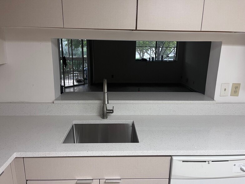 Building Photo - 9777 Westview Dr