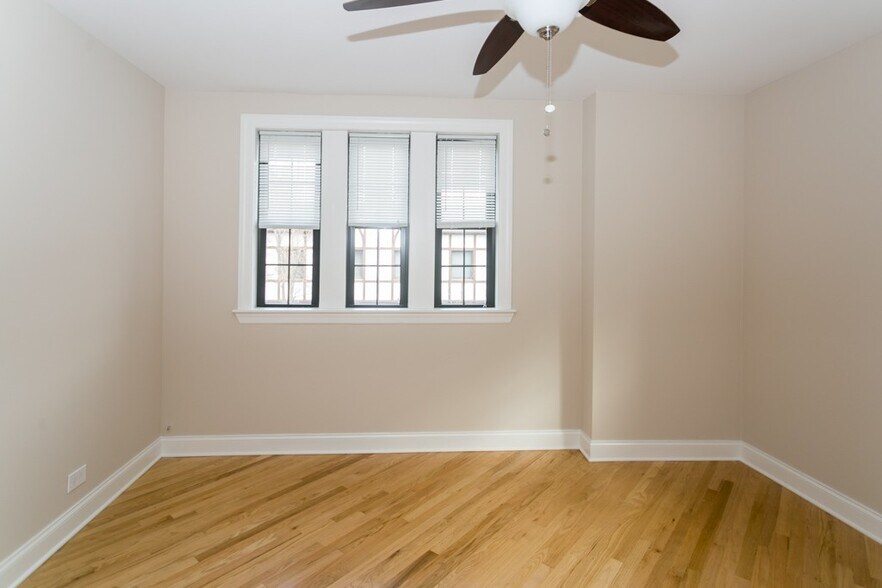 Building Photo - 946 Green Bay Rd