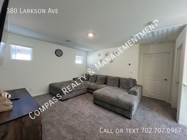 Building Photo - 380 E Larson Ln