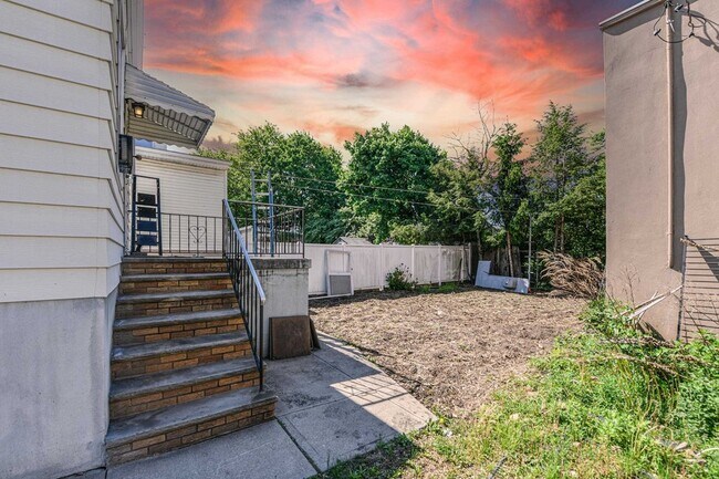 Building Photo - 241 Maple St