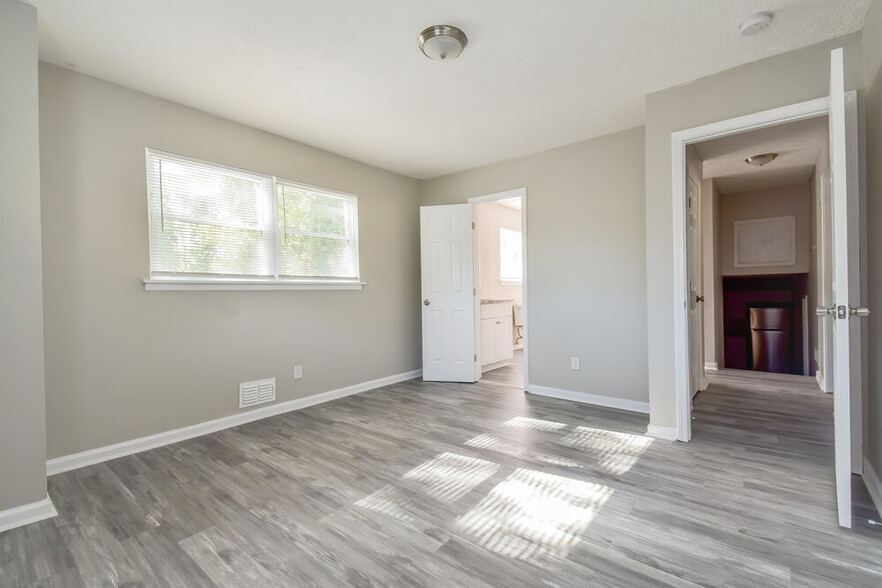 Building Photo - 955 King James Dr