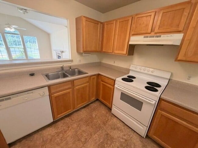 Building Photo - Beautiful and spacious! Ready for move in!
