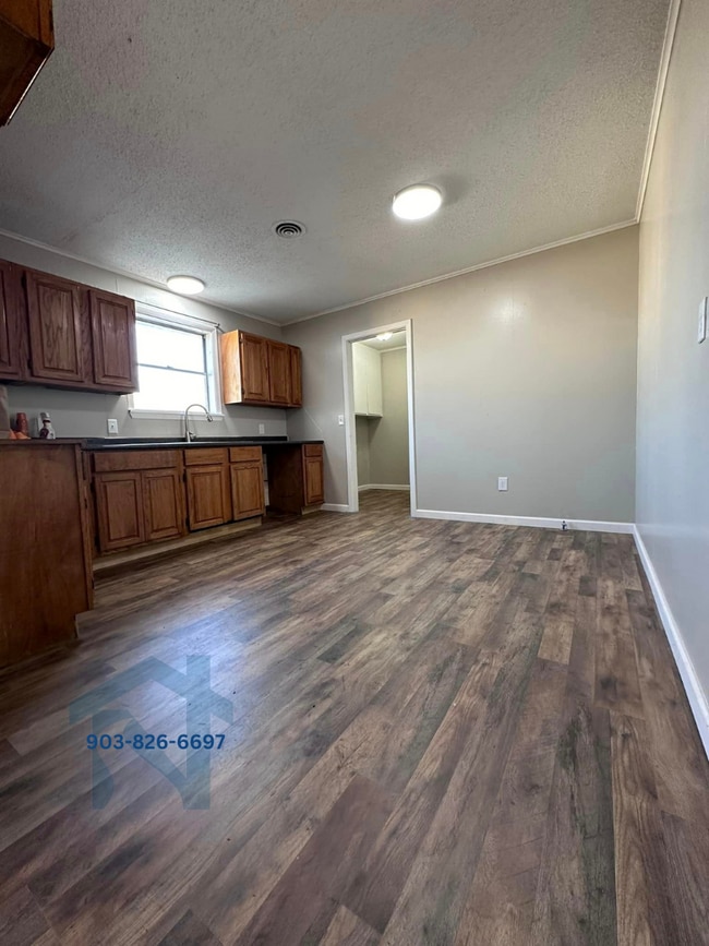 Building Photo - 102 S Wills St