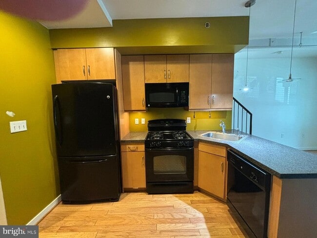 Building Photo - 242 Centre St