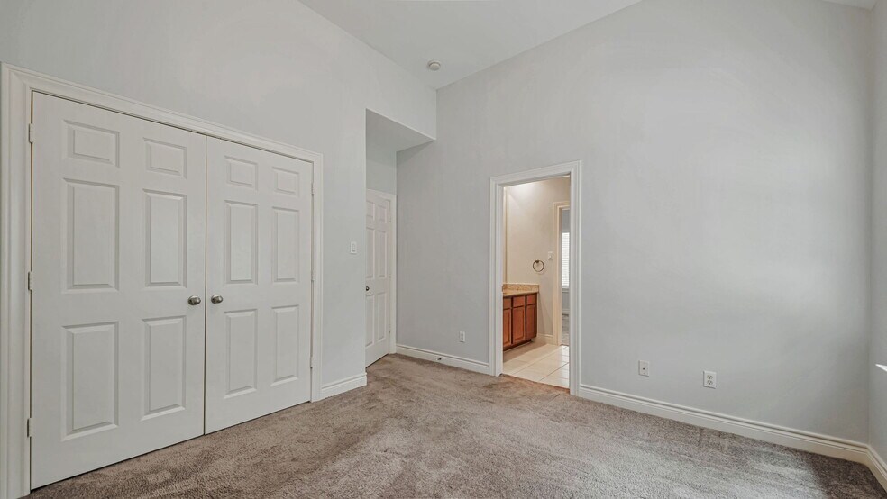 Building Photo - 9134 Lakes At 610 Dr