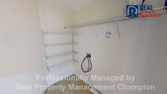 Building Photo - End Unit Condo with Open Floorplan and Spl...