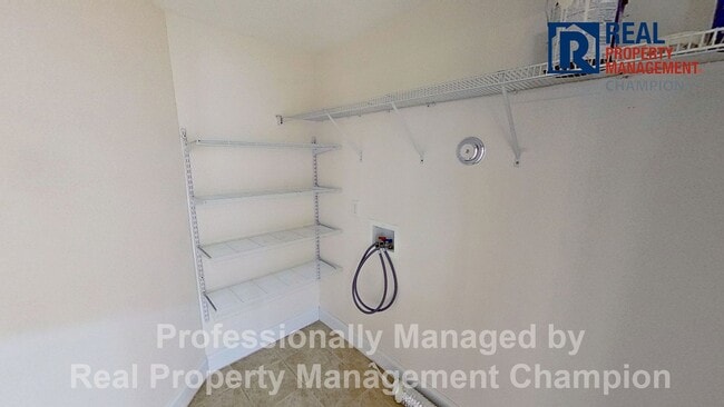 Building Photo - End Unit Condo with Open Floorplan and Split Bedrooms