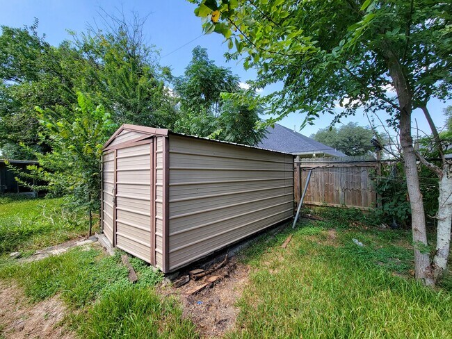 Building Photo - 3919 Hickok Ln