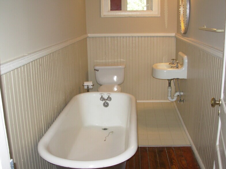 Building Photo - 210 N 6th St