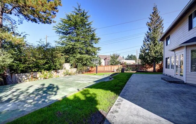 Building Photo - 10260 NE 30th Pl