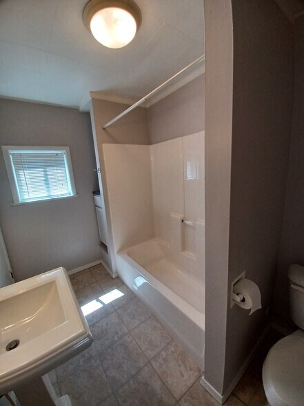 Bathroom - 4096 Concordia Ave