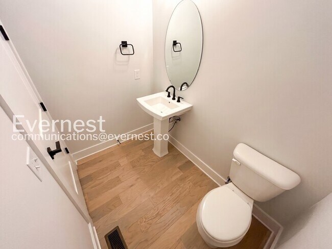 Building Photo - 4 Bed, 4.5 Bath Town Home with Garage / Available Now!