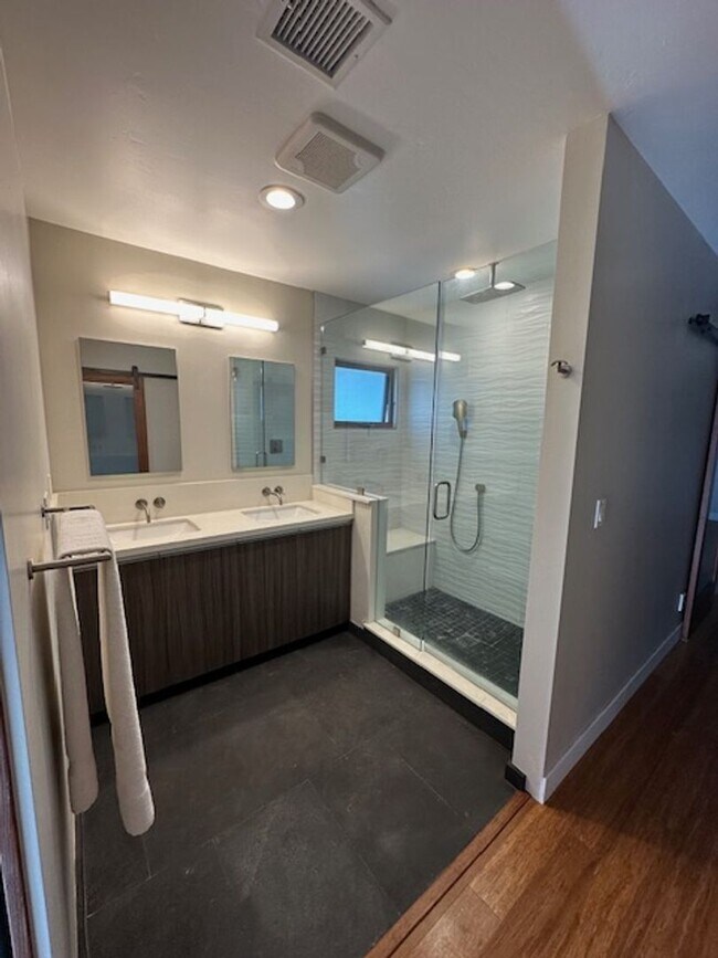 Building Photo - 402 S Clementine St