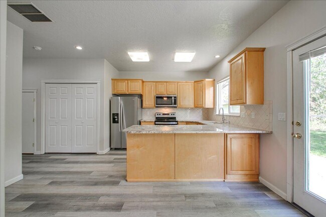 Building Photo - Modern Living just up the Hill from BSU