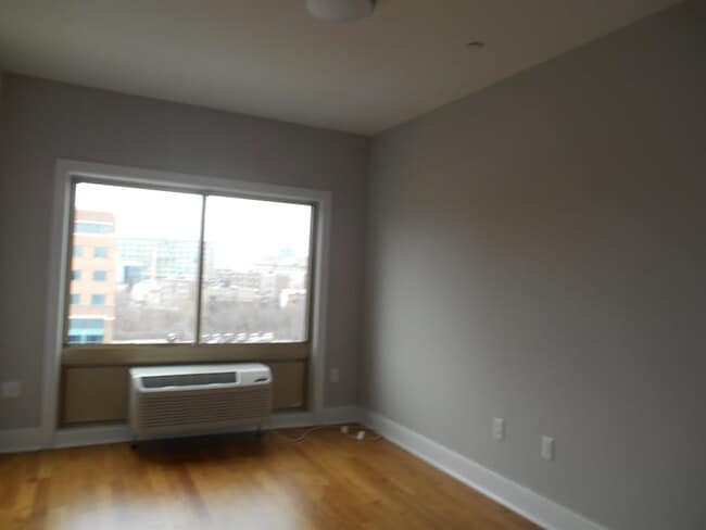 Building Photo - 3 Perrine Ave