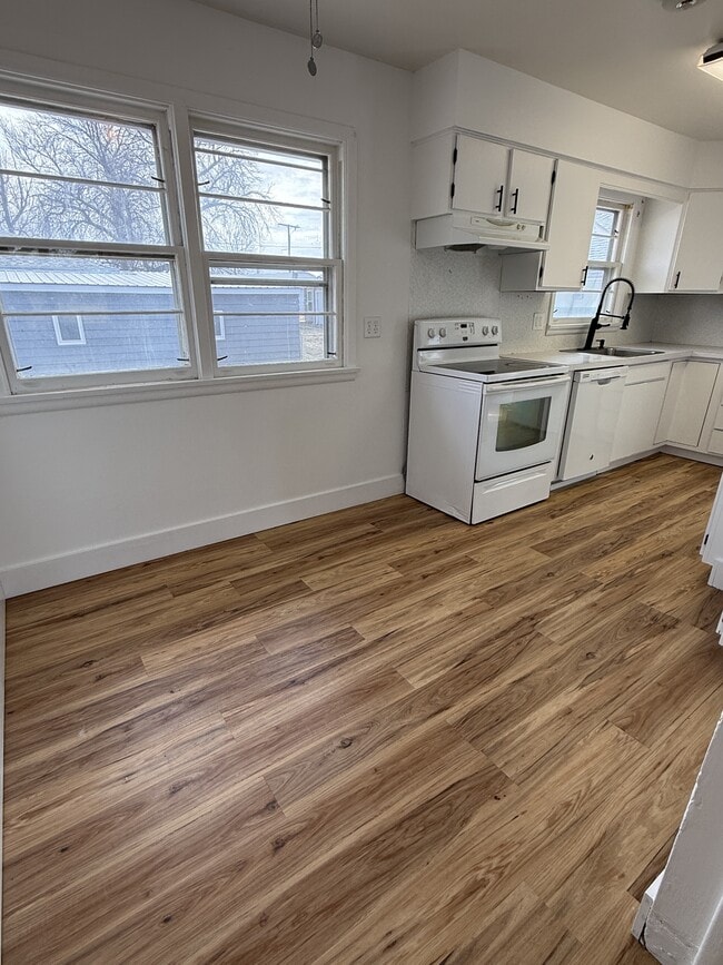 Building Photo - 628 3rd Ave NW