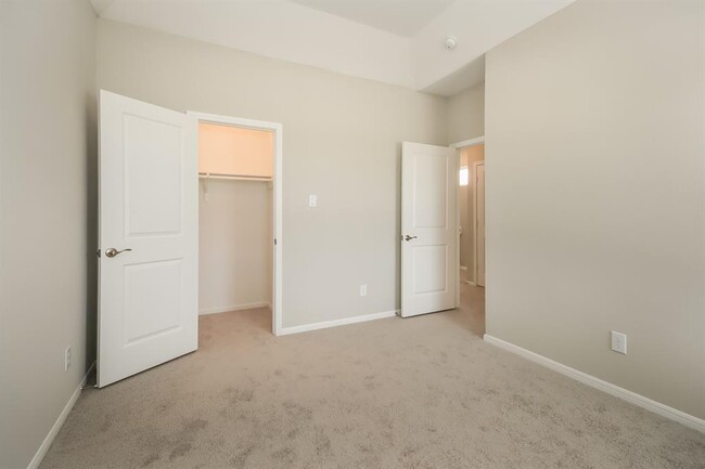 Building Photo - 9910 Crescent Cove Dr