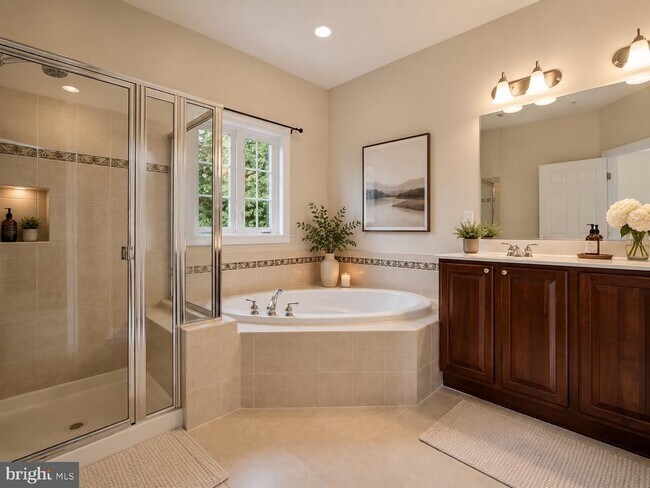 Building Photo - 1600 Regent Manor Ct