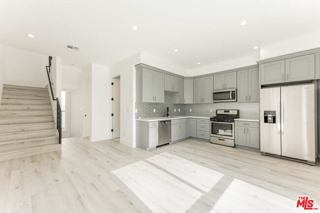 Building Photo - 1236 Beachwood Dr