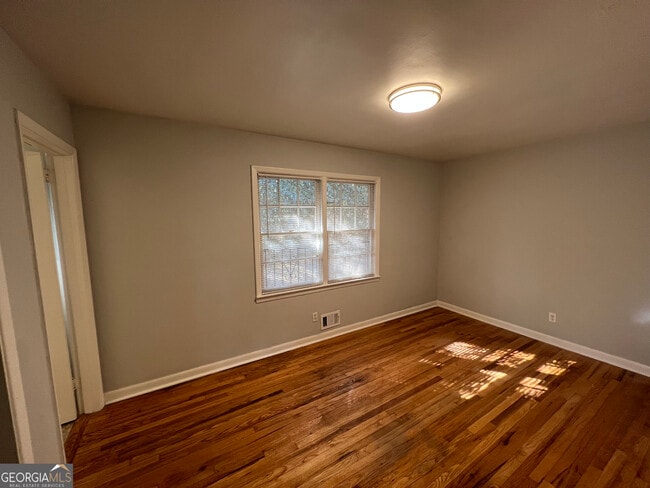 Building Photo - 827 Marstevan Dr NE