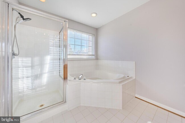 Building Photo - 685 Springhouse Square SE