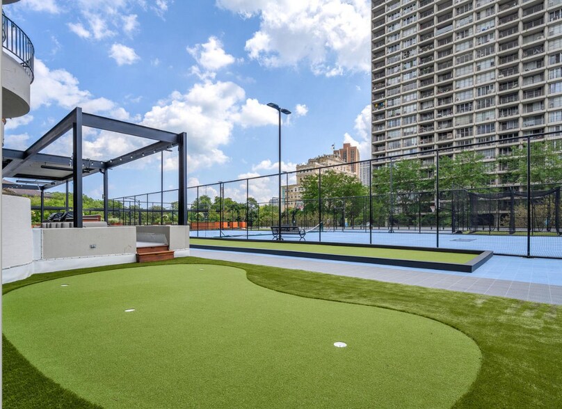 PUTTING GREEN - 2020 N Lincoln Park W
