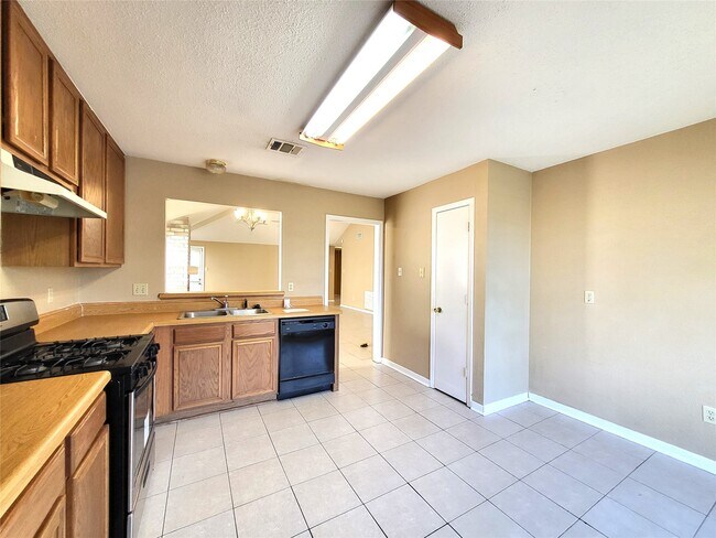 Building Photo - 16026 Barbarossa Dr