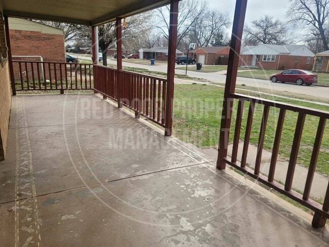 Building Photo - 1502 E Jump St