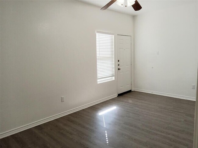 Building Photo - 605-605 Blvd