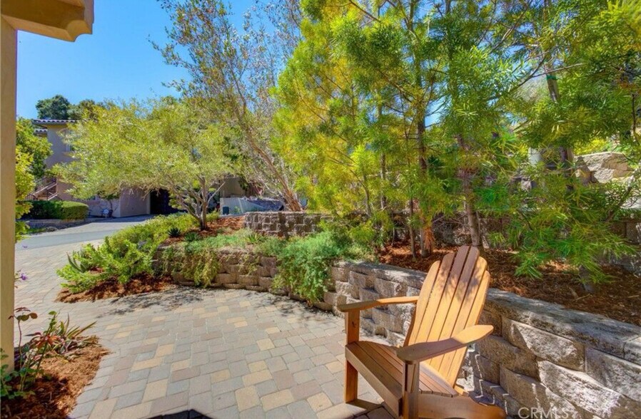 Outdoor seating - 5595 Tanbark Ct