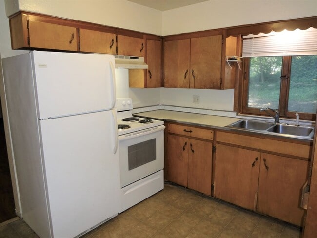 Building Photo - 2 Bed, 2 Bath Apartment off University Ave. w/ Hardwood Flooring