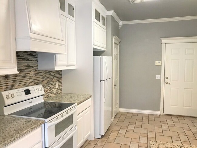 Building Photo - 3 Bed 2 Bath 2 Car Duplex in the Silvertre...