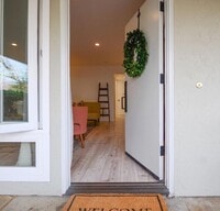 Building Photo - Beautiful Remodeled 2 Bedroom 2 Bath St. H...