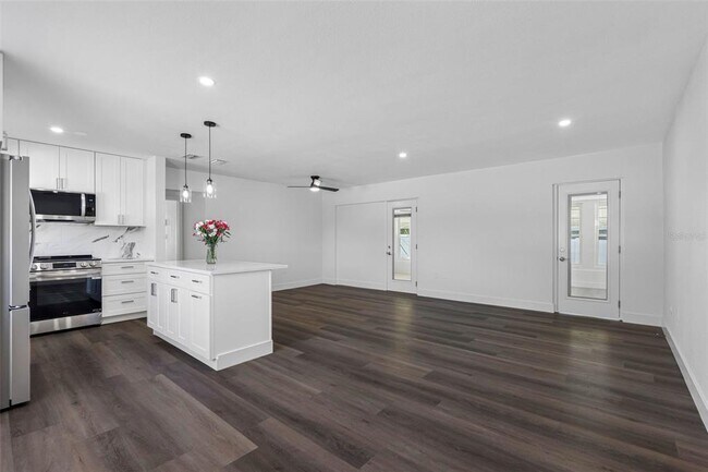 Building Photo - 11572 63rd Ave N