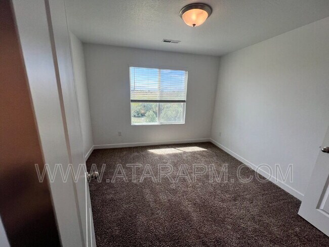 Building Photo - 346 Grassland Dr