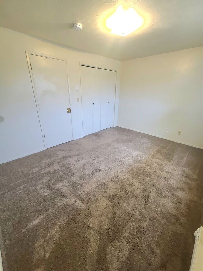 Building Photo - 2 bed 1 bath two-story townhome neat Whitewater Park in Boise!
