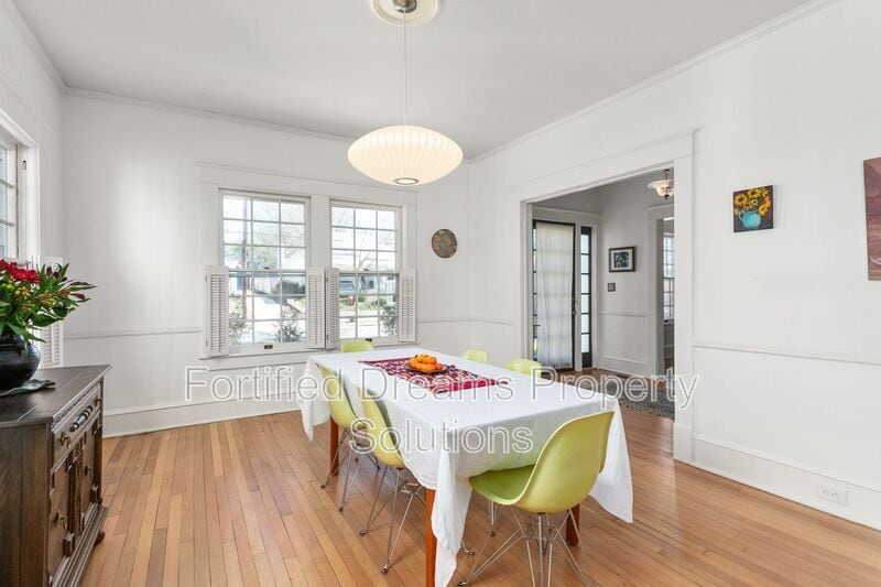 Building Photo - 915 N Eugene St