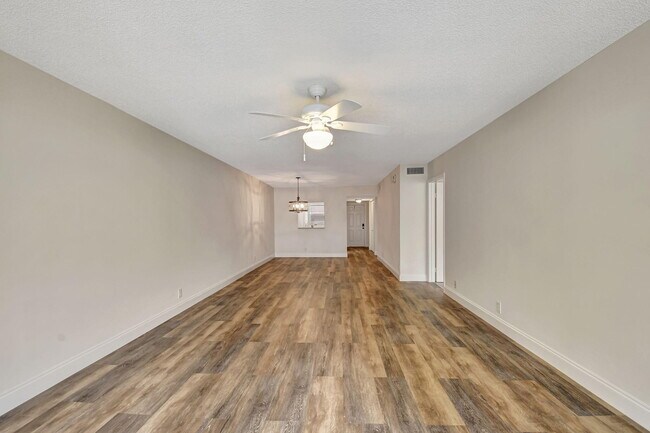 Building Photo - 2845 SW 22nd Ave