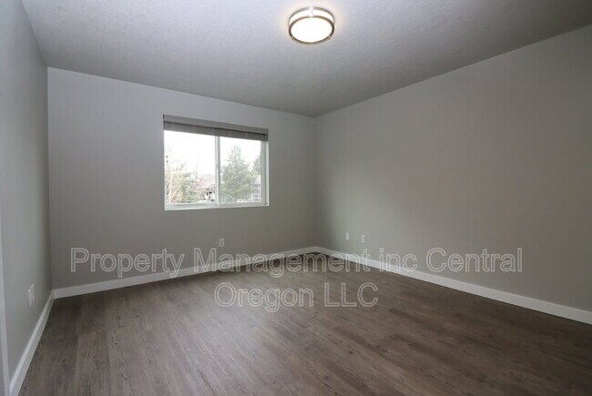Building Photo - 1472 NE Whisper Ridge Dr