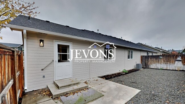 Building Photo - Two-bedroom home with a fully equipped kit...