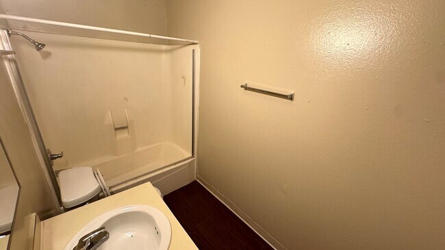Building Photo - Studio and Bath, 600 sqft with walk in clo...
