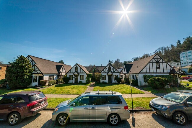 Building Photo - Tudor Style Townhome, Close to UW, Great L...