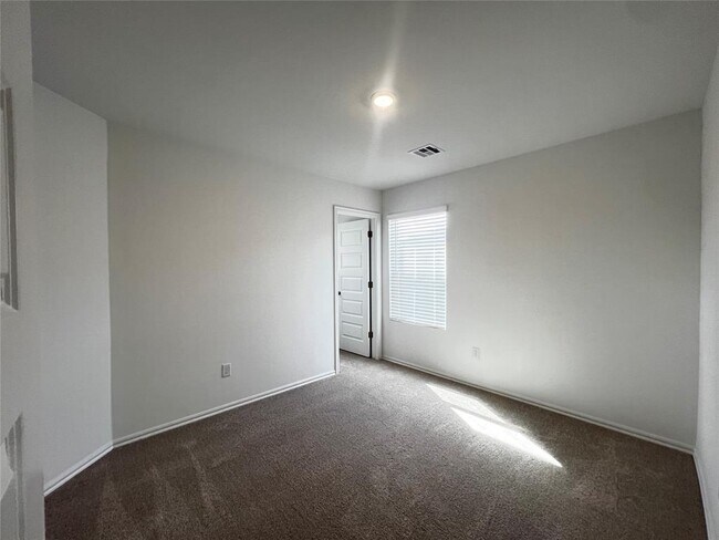 Building Photo - 3433 Little Creek Dr