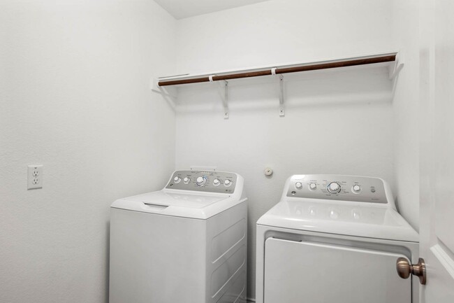 Building Photo - Spacious 3/2 in Kyle with oversized garage