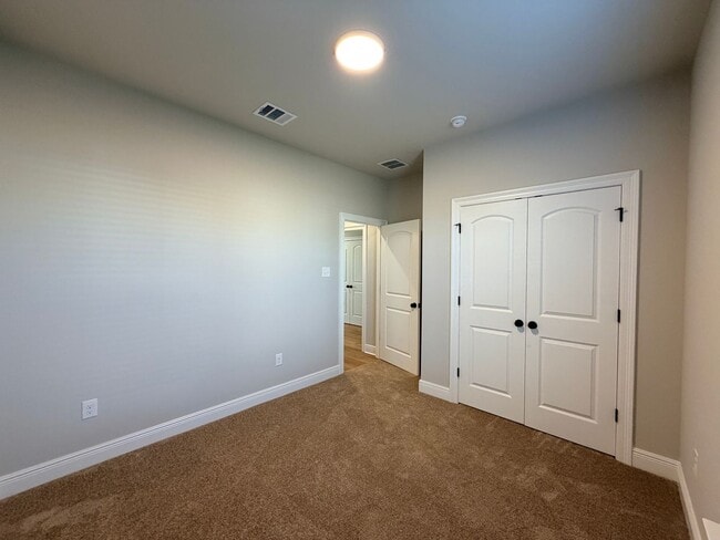 Building Photo - 820 Venecia Dr