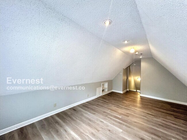 Building Photo - Spacious 3 Bed, 2 Bath / Pet-Friendly / Coming Soon!