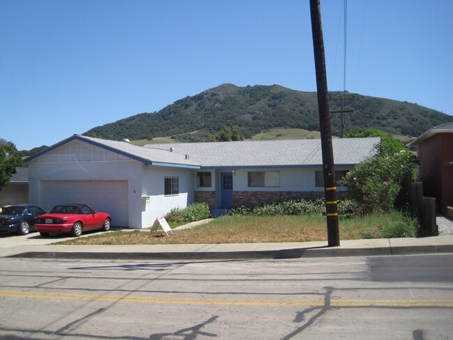 Building Photo - 4 bed 3 baths!  House ideally located close to campus, shopping, Bishop Peak