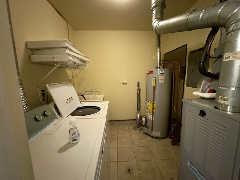 Building Photo - 20037 Village Green Ct