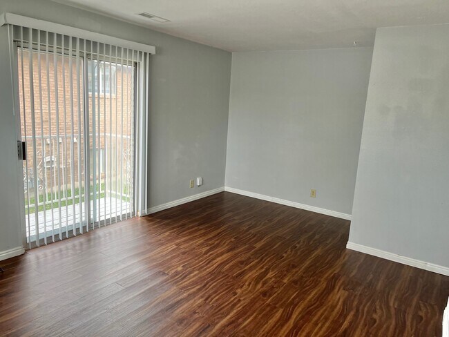 Building Photo - 326 W 4 Plex