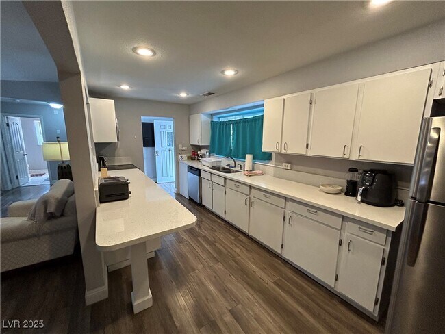 Building Photo - 2020 Santa Paula Dr